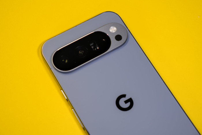 Das Kamerasystem der Pro-Modelle ermöglicht einen KI-generierten 100-fachen Digitalzoom. (Bild: Tobias Költzsch/Golem)