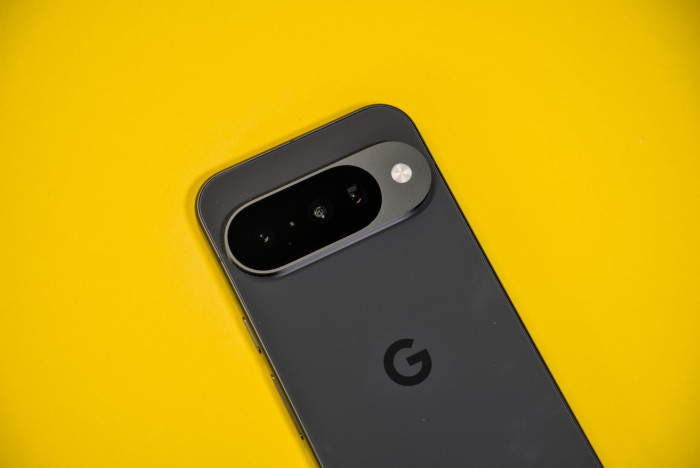 Beim Pixel 10 gibt es den KI-Zoom nicht. (Bild: Tobias Költzsch/Golem)