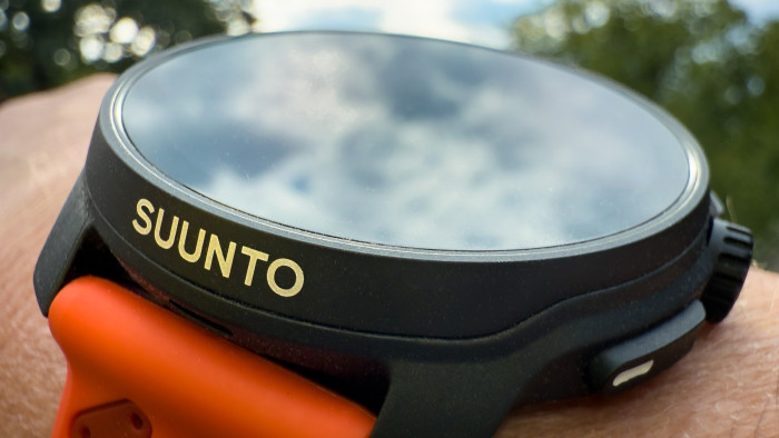 Das Edelstahl-Gehäuse der Race 2 liegt gut an der Hand und wirkt sehr hochwertig. (Bild: Steinlechner / Golem)