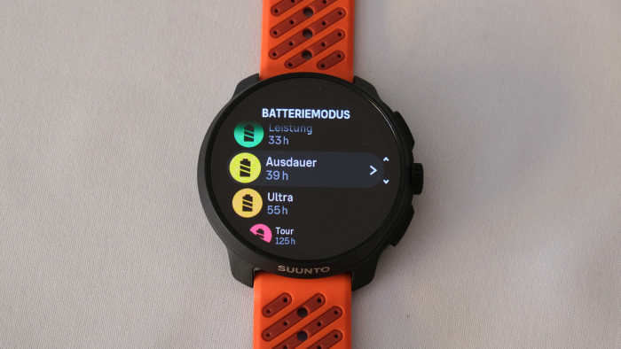 Wer längere Trainingseinheiten plant, hat mehrere GPS-Energiespar-Optionen (Akku hier nicht voll geladen!)  (Bild: Steinlechner / Golem)
