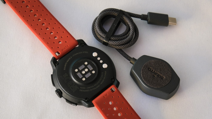 Hier der neue Puls-Sensor und die Ladeschale (Bild: Steinlechner / Golem)