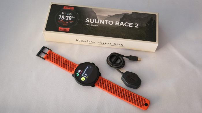 Die Suunto Race 2 kommt in einer schicken Pappschachtel. (Bild: Steinlechner / Golem)