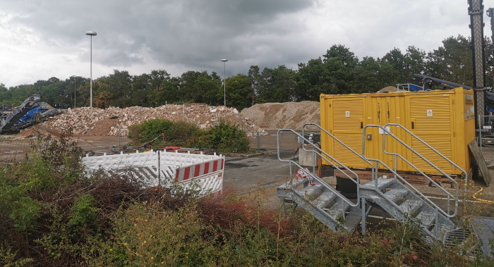 Links der Abraum der Baustelle, rechts der Transformator im gelben Container (Bild: Gottfried Hofmann)