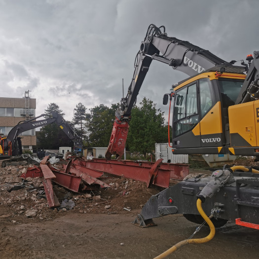 Der elektrische Bagger hängt an einem Kabel. (Bild: Gottfried Hofmann)
