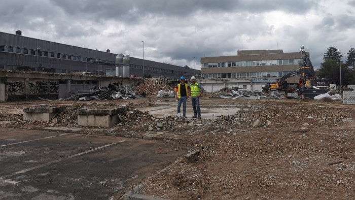Hier stand mal das rote Gebäude - jetzt stehen hier Peter Bauer von Volvo (links) und Michael Metzner von Metzner Recycling. (Bild: Gottfried Hofmann)