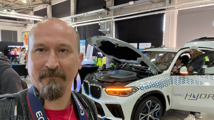 BMW ist mit einem wasserstoffbetriebenen iX5 dabei. Ein Serienfahrzeug ist es aber nicht. (Bild: Mario Petzold/Golem)