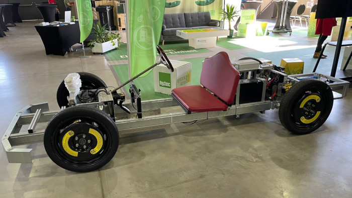 Das Fraunhofer-Institut hat seinen eigenen Entwurf für ein Wasserstoffauto. Verkehrssicherheit ist hier nicht gegeben, aber es fährt. (Bild: Mario Petzold/Golem)