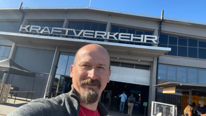 Der Kraftverkehr in Chemnitz, eine gigantische, freitragende Halle ist der Austragungsort des Hydrogen Grand Prix 2025. (Bild: Mario Petzold/Golem)