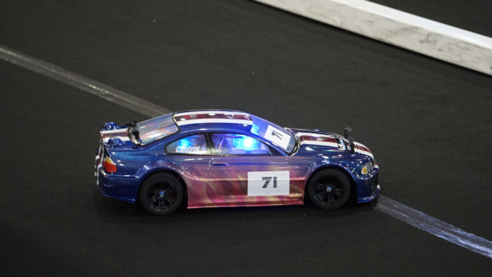 Der kleine BMW ist in jedem Fall effizienter als das Ausstellungsstück von BMW in Form eines iX5. (Bild: Mario Petzold/Golem)