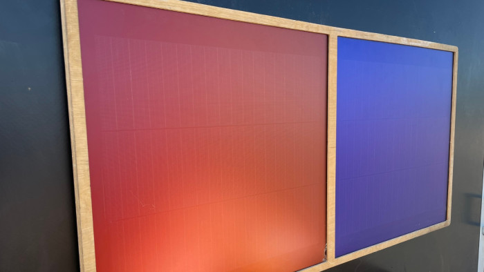 Zwischendurch zeigt das Fraunhofer-Institut weitere Technik, die aus dem eigenen Haus stammt. Hier sind es farbige Solarzelle. (Bild: Mario Petzold/Golem)