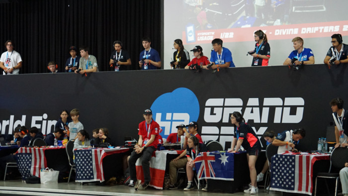 Per Fernbedienung müssen die Rennwagen so viele Runden wie möglich in vorgegebener Zeit zurücklegen. (Bild: Mario Petzold/Golem)