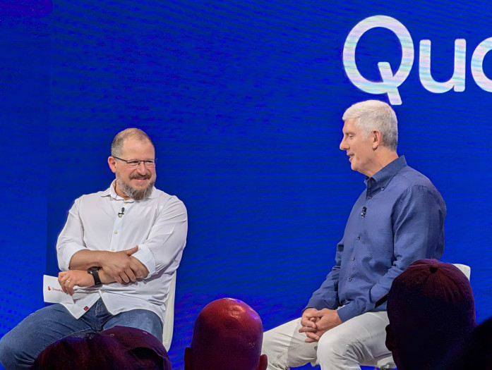 Cristiano Amon und Rick Osterloh auf dem Snapdragon Summit 2025 (Bild: Tobias Költzsch/Golem)