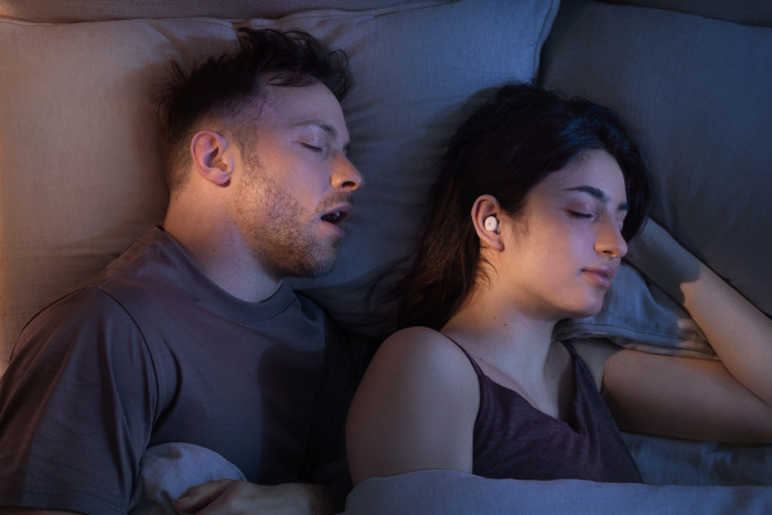 Nur mit Maskierungsgeräuschen lassen sich Scharchgeräusche mit den Sleep A30 bekämpfen. (Bild: Anker)