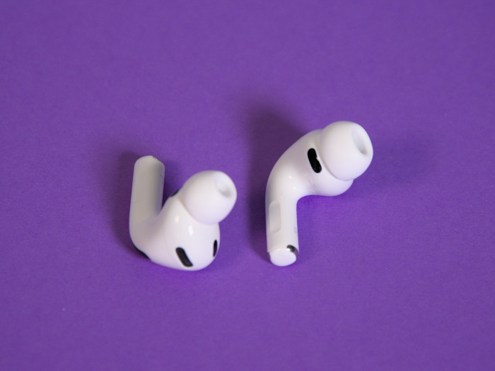 ... und bei uns sitzen die Airpods Pro 3 nicht mehr so bequem im Ohr. (Bild: Martin Wolf/Golem)