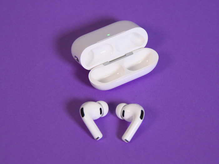 Die Airpods Pro 3 mit dem Ladeetui, das piepen kann (Bild: Martin Wolf/Golem)
