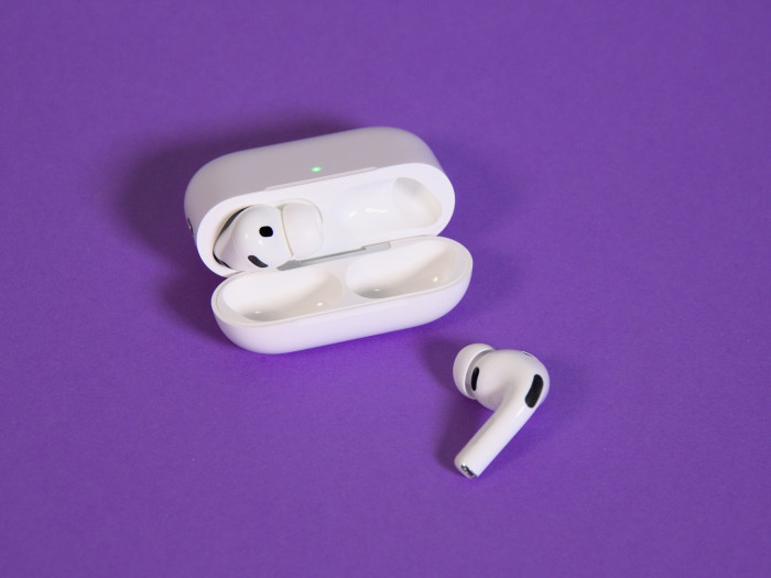 Die Airpods Pro 3 im Ladeetui, das sich drahtlos aufladen lässt (Bild: Martin Wolf/Golem)