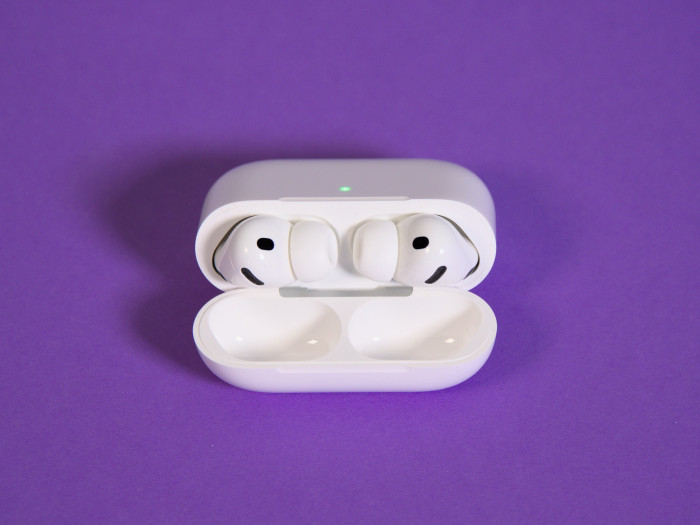 Die Airpods Pro 3 im Ladeetui, das sich drahtlos aufladen lässt (Bild: Martin Wolf/Golem)