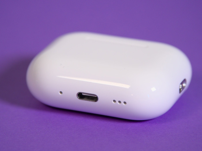 Das Ladeetui der Airpods Pro 3 hat eine USB-C-Buchse. (Bild: Martin Wolf/Golem)