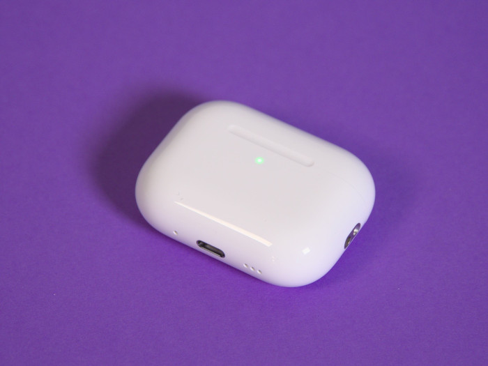 Auf der Vorderseite hat das Ladeetui der Airpods Pro 3 einen nicht sichtbaren Sensorbereich, um den Kopplungsmodus zu aktivieren. (Bild: Martin Wolf/Golem)