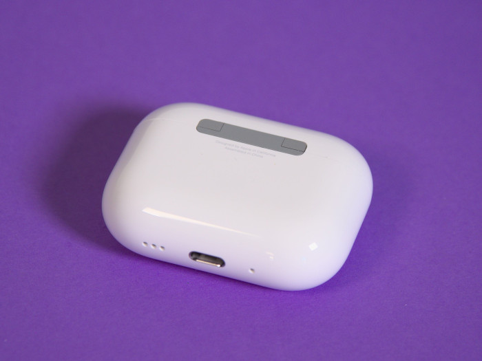 Auf der Rückseite des Ladeetuis der Airpods Pro 3 gibt es keine Kopplungstaste mehr. (Bild: Martin Wolf/Golem)