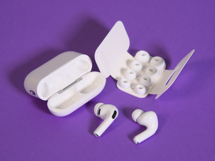 Beim Lieferumfang der Airpods Pro 3 ist eine Aufsatzgröße mehr enthalten, aber kein Kabel mehr dabei. (Bild: Martin Wolf/Golem)