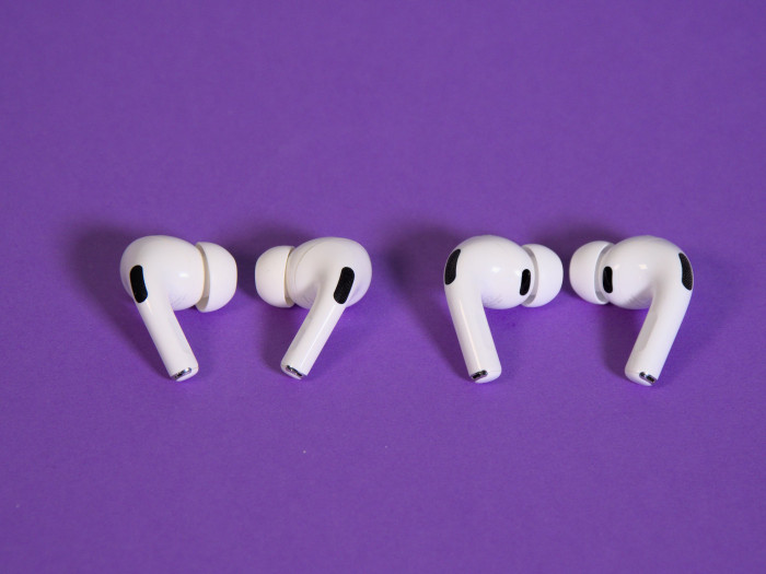 Links die Airpods Pro 2 und rechts daneben die Airpods Pro 3 - es gibt keine auffälligen sichtbaren Unterschiede. (Bild: Martin Wolf/Golem)