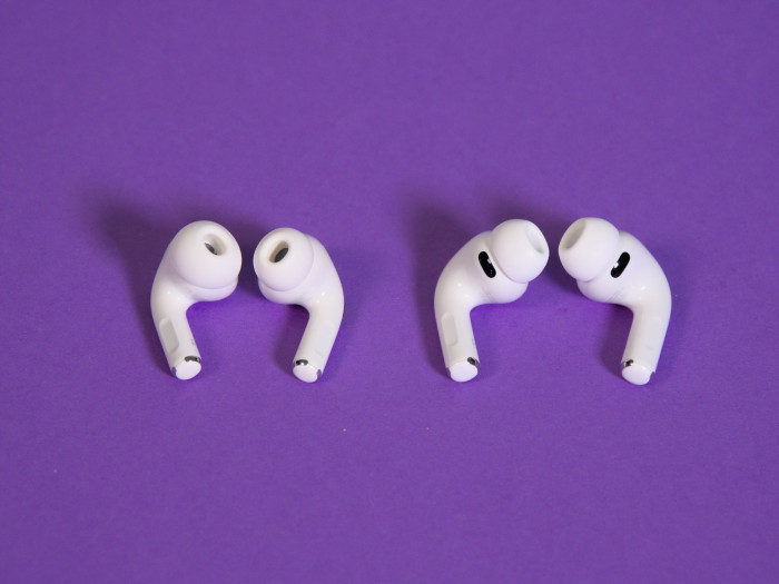 Links die Airpods Pro 2 und rechts daneben die Airpods Pro 3 - es gibt keine auffälligen sichtbaren Unterschiede. (Bild: Martin Wolf/Golem)