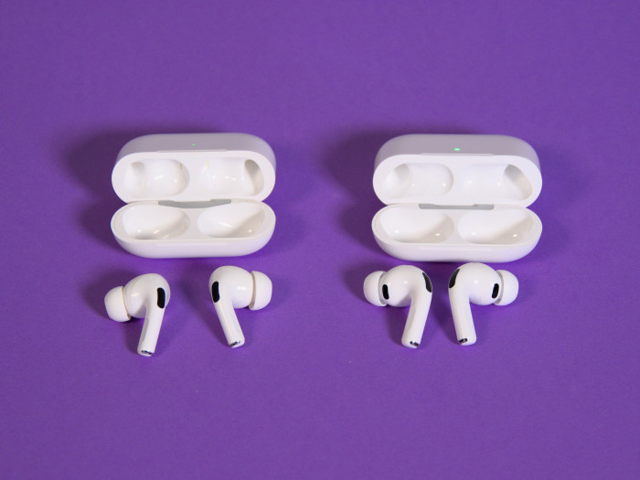 Links die Airpods Pro 2 mit Ladeetui und rechts daneben die Airpods Pro 3 mit Ladeetui (Bild: Martin Wolf/Golem)