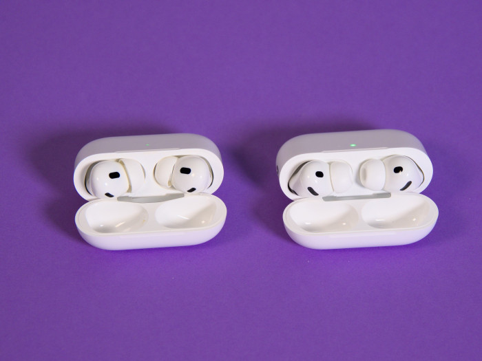Links die Airpods Pro 2 im Ladeetui und rechts daneben die Airpods Pro 3 im Ladeetui (Bild: Martin Wolf/Golem)