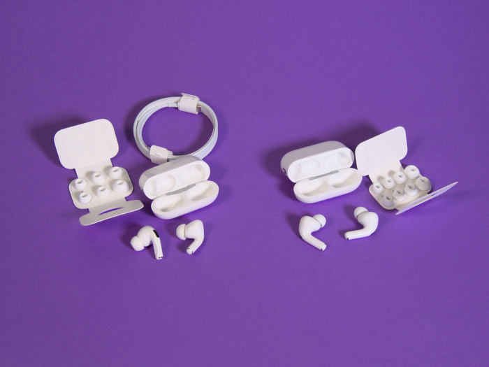 Links die Airpods Pro 2 mit dem kompletten Lieferumfang und rechts daneben die Airpods Pro 3 mit dem kompletten Lieferumfang (Bild: Martin Wolf/Golem)