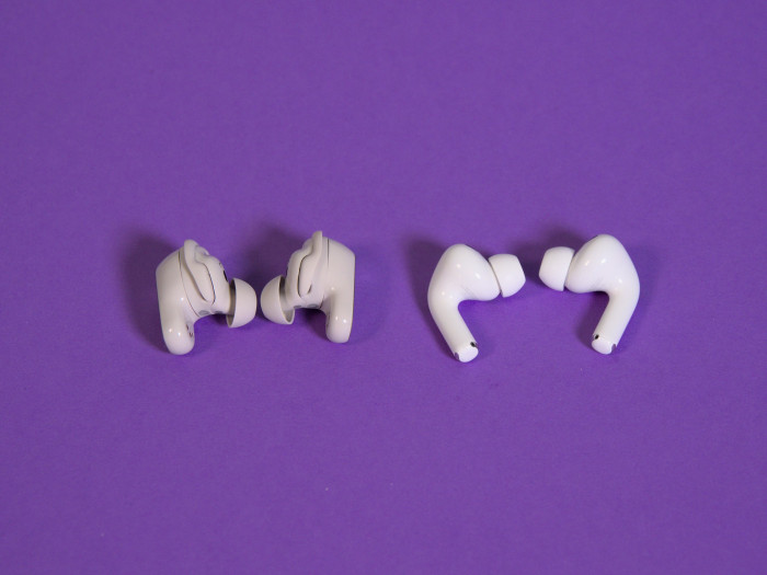 Links Boses Quiet Comfort Ultra Earbuds 2 und rechts daneben die Airpods Pro 3 (Bild: Martin Wolf/Golem)