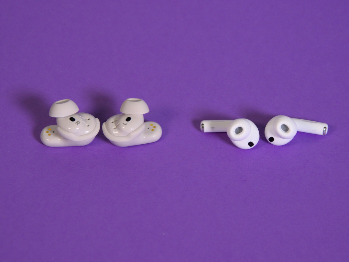 Links Boses Quiet Comfort Ultra Earbuds 2 und rechts daneben die Airpods Pro 3 (Bild: Martin Wolf/Golem)