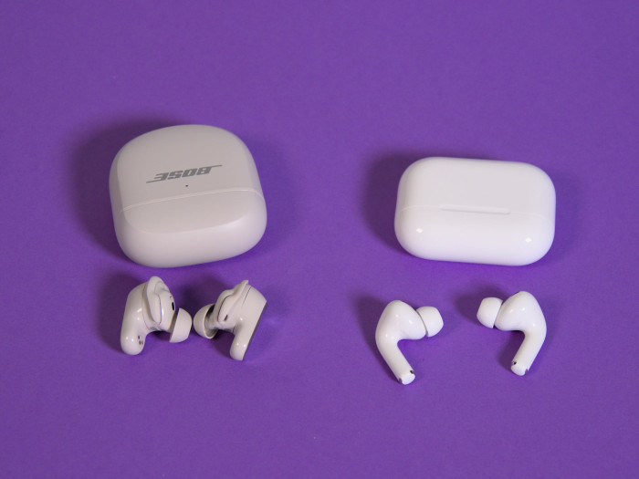 Links Boses Quiet Comfort Ultra Earbuds 2 mit Ladeetui und rechts daneben die Airpods Pro 3 mit Ladeetui (Bild: Martin Wolf/Golem)