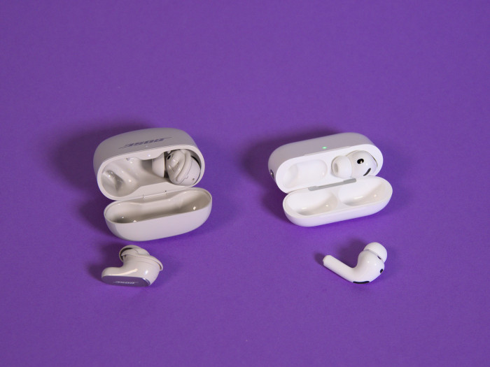 Links Boses Quiet Comfort Ultra Earbuds 2 im Ladeetui und rechts daneben die Airpods Pro 3 im Ladeetui (Bild: Martin Wolf/Golem)