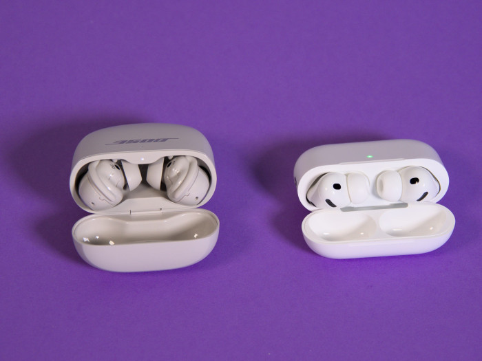Links Boses Quiet Comfort Ultra Earbuds 2 im Ladeetui und rechts daneben die Airpods Pro 3 im Ladeetui (Bild: Martin Wolf/Golem)