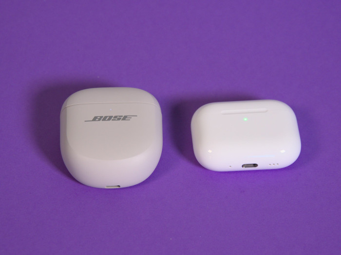 Links das Ladeetui der Quiet Comfort Ultra Earbuds 2 von Bose und rechts daneben das Ladeetui der Airpods Pro 3 (Bild: Martin Wolf/Golem)