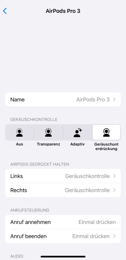 Nicht nur die Akkuanzeige fehlt, wenn wir die Airpods Pro 3 mit einer älteren iOS-Version verwenden. Dafür können wir den ANC- und Transparenzbetrieb noch abschalten. (Bild: Apple/Screenshot: Golem)