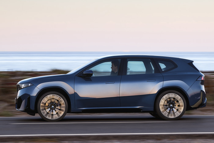 Der iX3 ist 4,78 Meter lang, 1,9 Meter breit und 1,64 Meter hoch. Es gibt kaum Unterschiede zum Vorgänger. (Foto: BMW)