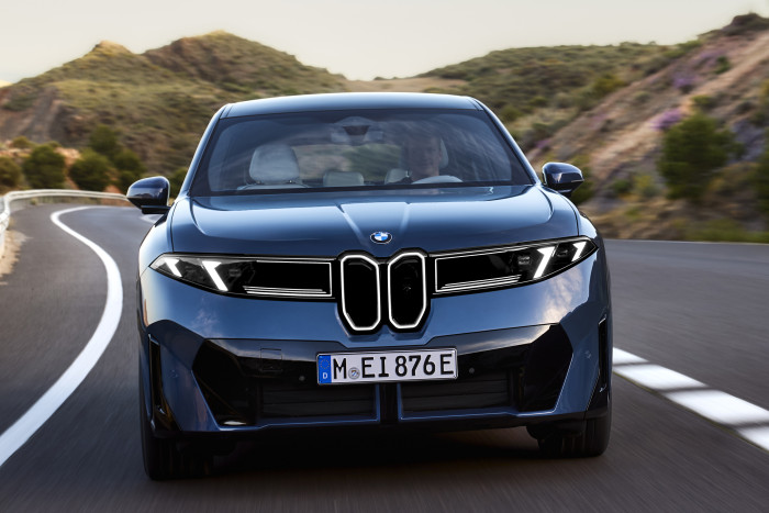 Die typische BMW-Niere ist recht schmal, aber vertikal ausgeprägt. Eine Hommage an die Neue Klasse der 1960er Jahre. (Foto: BMW)