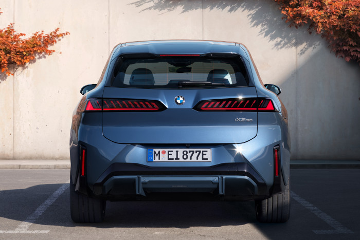 Zunächst ist die Version iX3 50 xDrive zum Basispreis von 68.900 Euro bestellbar. (Foto: BMW)