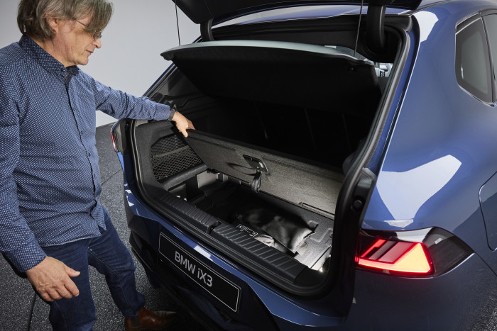 Unter der Bodenabdeckung gibt es weiteren Stauraum. (Foto: BMW)