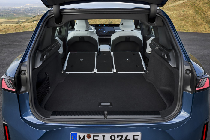 Mit umgeklappten Rücksitzen steigt der Stauraum auf 1.750 Liter.  (Foto: BMW)