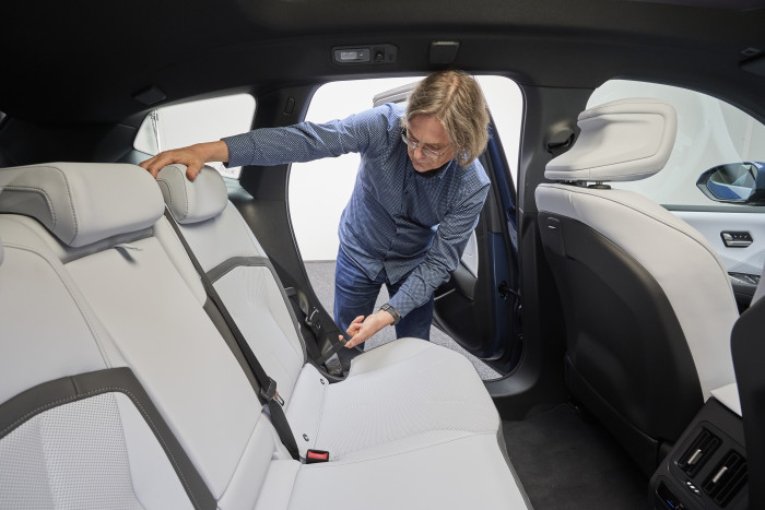 Die Fondsitzbank bietet eine durchgehende Sitzfläche. (Foto: BMW)