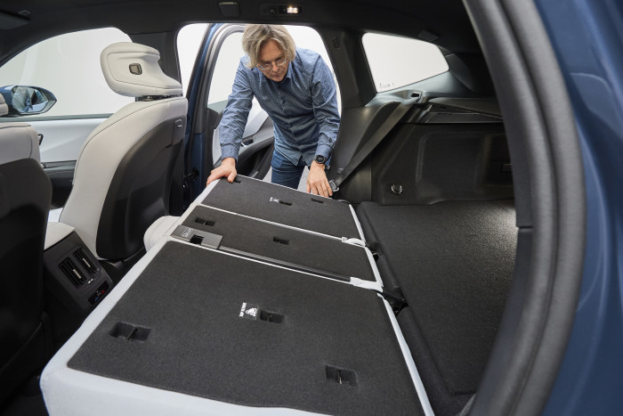 Die Rücksitze lassen sich nur manuell umklappen. (Foto: BMW)