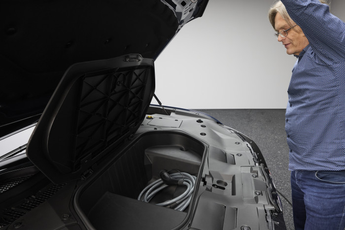 Dieser bietet mit einem Volumen von 58 Litern Platz für ein Ladekabel. (Foto: BMW)