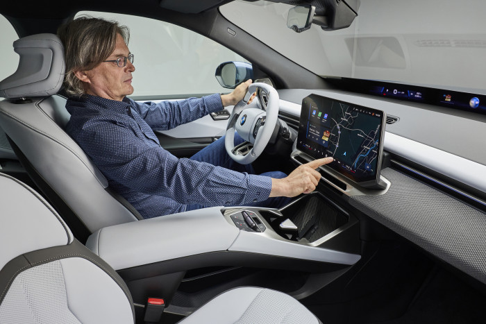 Im Innenraum gibt es einen Zentralbildschirm, der vom Fahrersitz aus gut zu erreichen ist. (Foto: BMW)