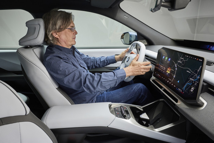 Das Lenkrad ist oben und unten abgeflacht. (Foto: BMW)