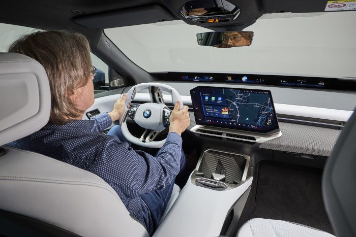 Die Panoramaleiste in der Windschutzscheibe ist auch von der Rückbank gut zu erkennen. (Foto: BMW)