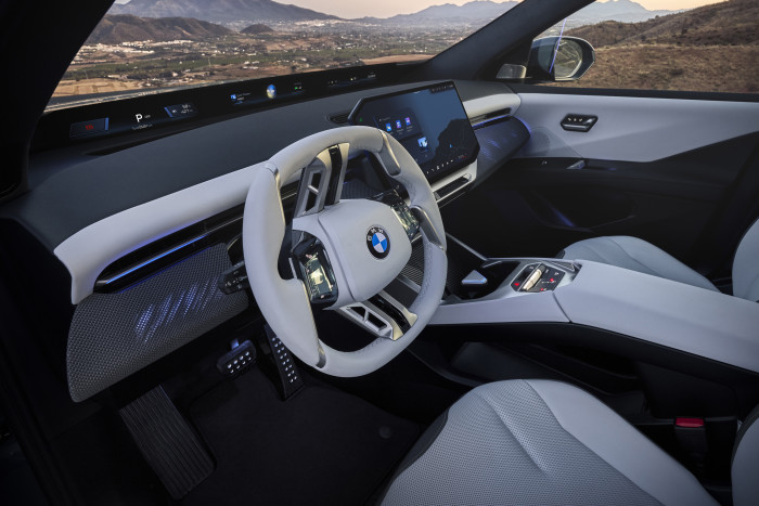 Die Inhalte der Leiste sind teilweise frei konfigurierbar. (Foto: BMW)