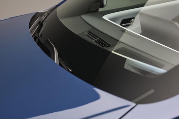 Von außen unterscheidet sich die Windschutzscheibe kaum von üblichen Modellen. (Foto: BMW)